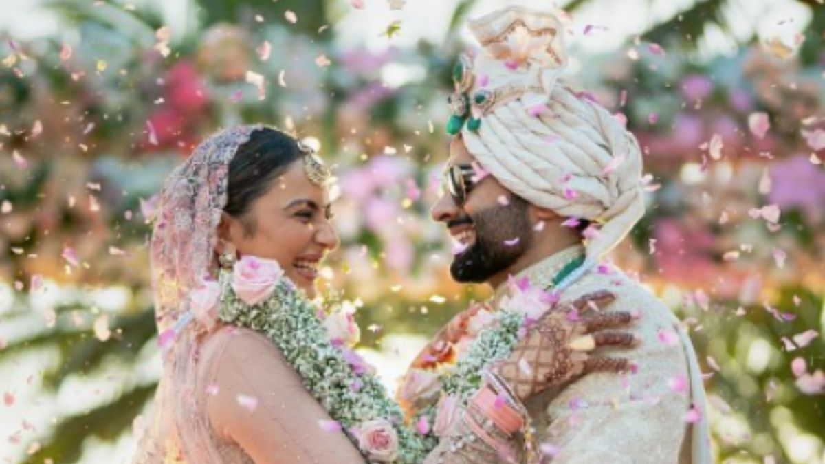 rakul-preet-singh-jackky-bhagnani-head-back-to-mumbai-post-grand-goa-wedding-watch